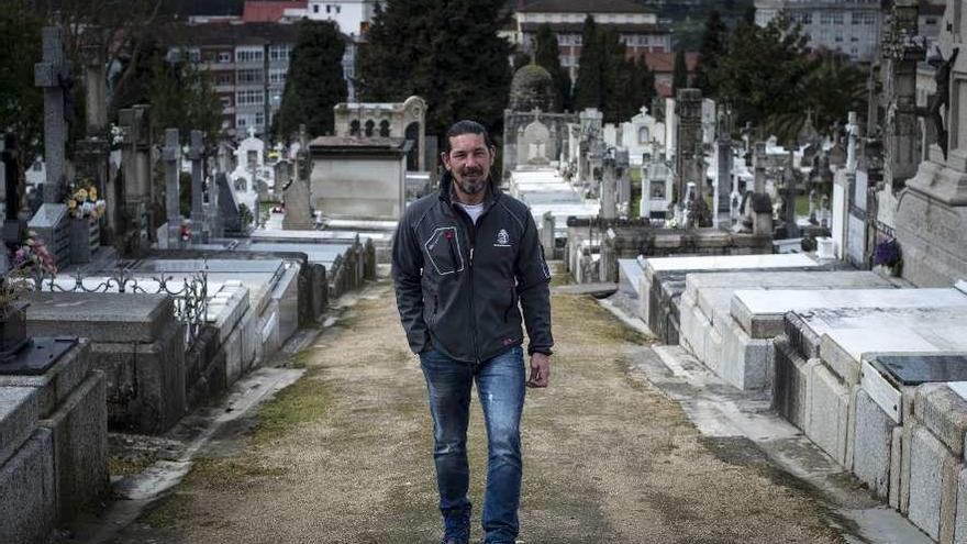 El enterrador Juan González, en uno de los caminos a la cima del cementerio de San Francisco. // Brais Lorenzo