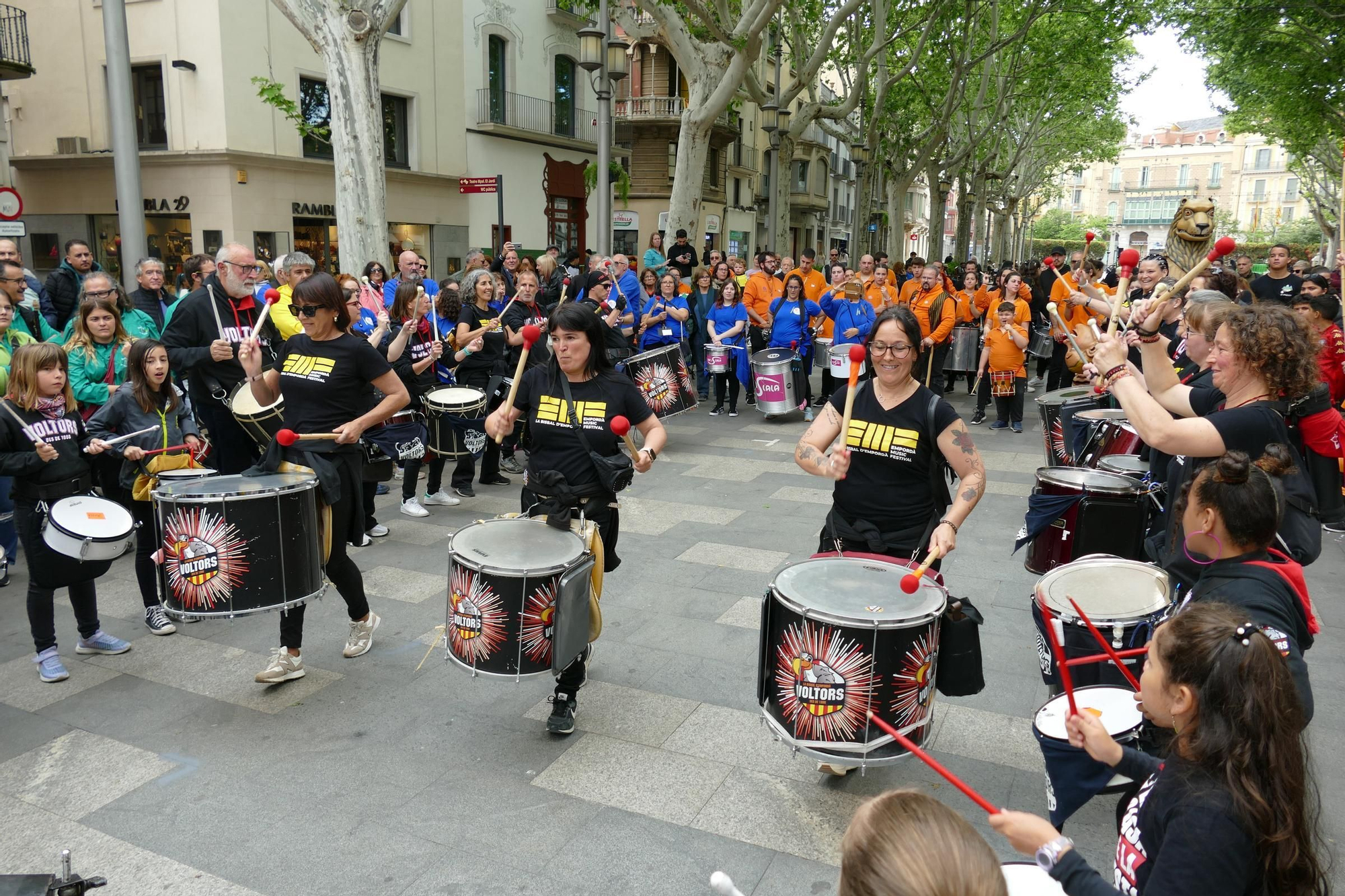 Figueres ressona amb una gran batucada de Santa Creu