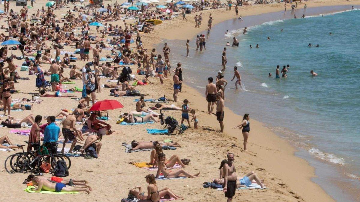 Barcelona anuncia la reducción del 15% en el aforo de sus playas por la Covid-19
