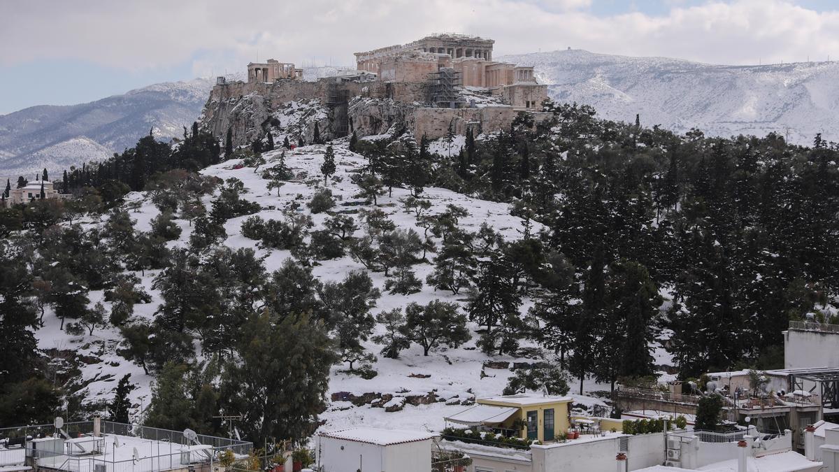 El Partenón, en Grecia, bajo la nieve por el temporal Elpis.