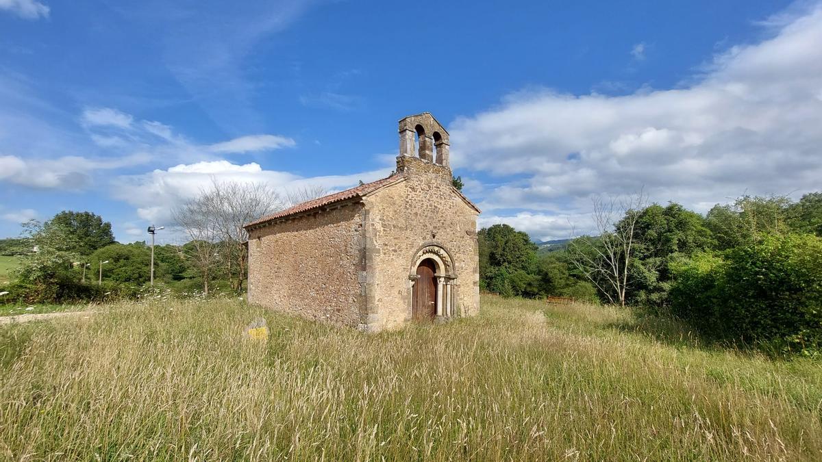 Una historia de casi mil años, las cabezas de pico vikingas y el espectáculo del ábside con 24 figuras de monstruos, juglares y enamorados: así es San Esteban de los Caballeros, joya del patrimonio de Siero