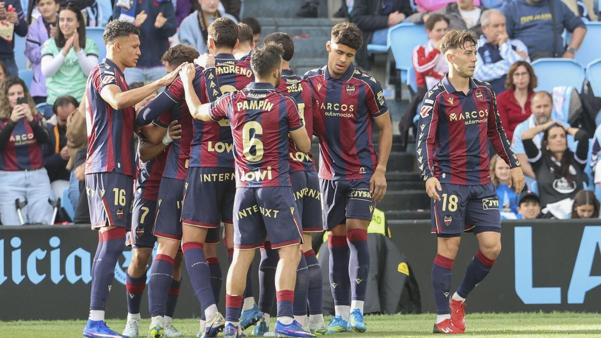Los jugadores del Levante festejan su tercer gol en Vigo.