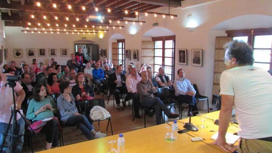 Varios de los asistentes a la reunión en la Casa de la Cultura de Llanes ayer.