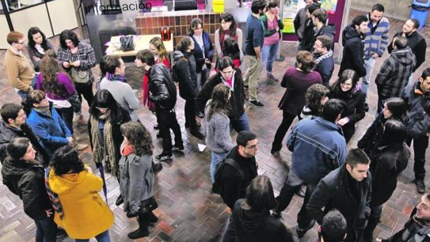 Algunos de los becarios afectados por los retrasos, ayer en la Facultad de Medicina, en Oviedo.