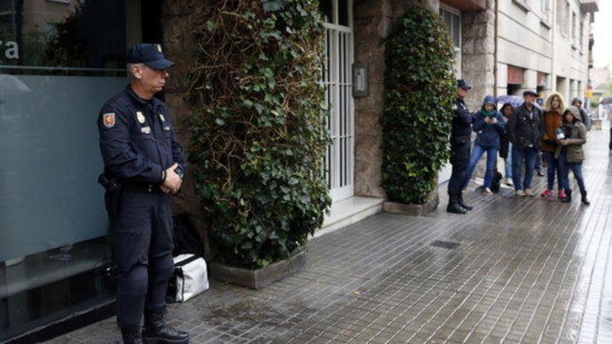 Dos agents de la policia espanyola custodien l&#039;entrada