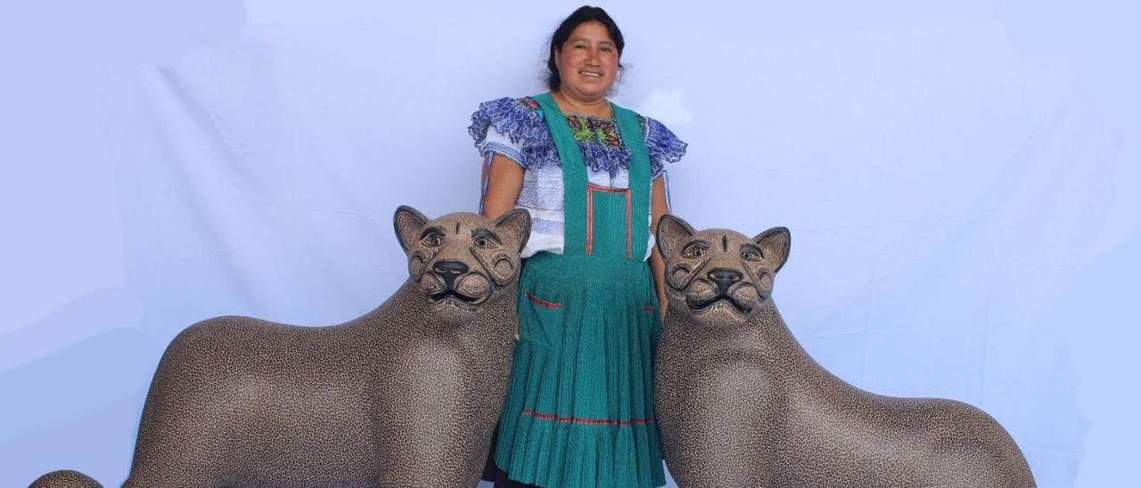 La artista mexicana Juana Gómez con dos de sus jaguares gigantes. |   // D.P.