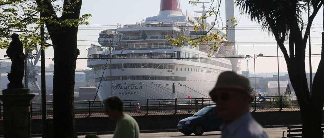 El crucero &quot;Boudicca&quot;, atracado en la ría en 2015.