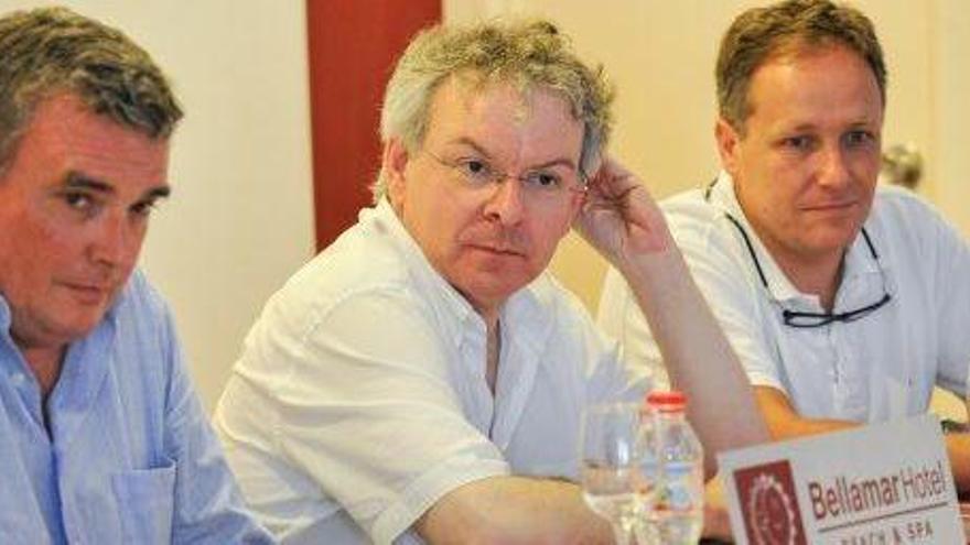 Juanjo Riera, en el centro, durante una asamblea.