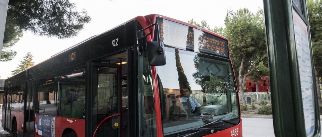 Un autobús urbano de la red de Zaragoza, que costea el ayuntamiento y explota la empresa Avanza. | ÁNGEL DE CASTRO