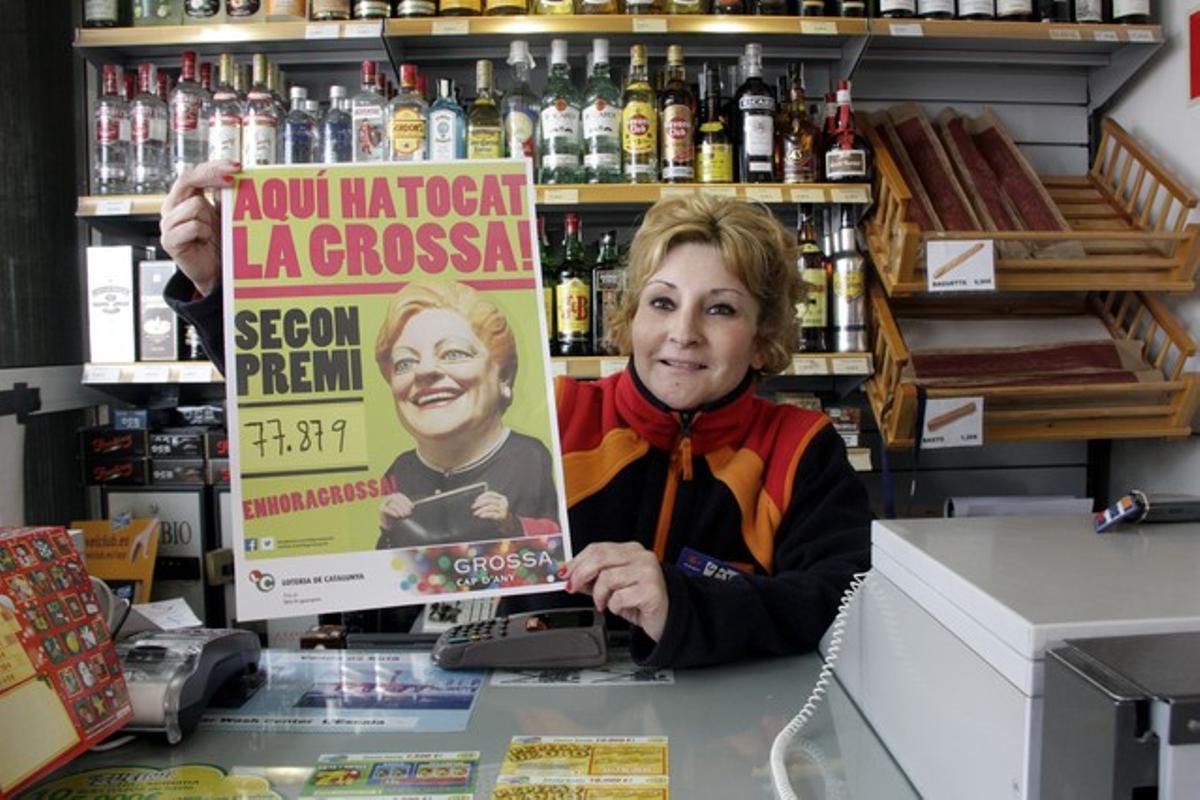 Eva Oliveras, dependenta de la gasolinera de l’Escala, amb el número guanyador del segon premi. Eva Oliveras, dependenta de la gasolinera de l’Escala, amb el número guanyador del segon premi.