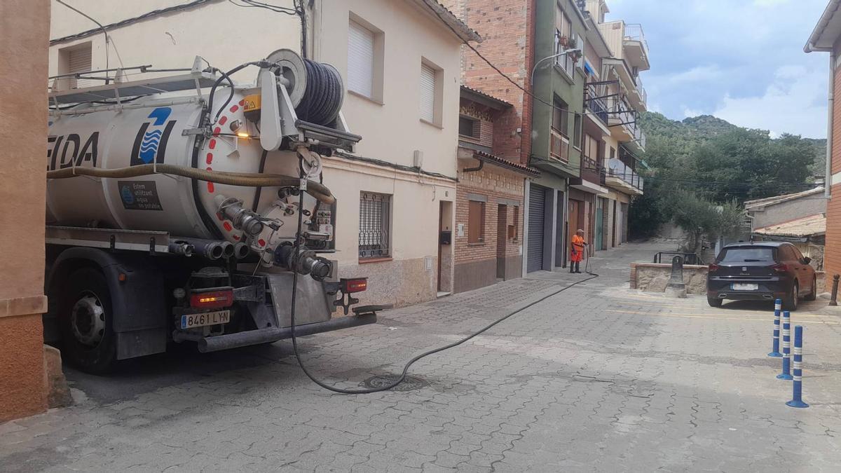 Treballs de neteja d'embornals a Puig-reig