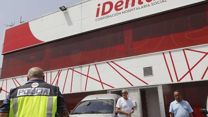 La Policía, durante un registro realizado en la clínica de iDental en Tremañes el pasado agosto.