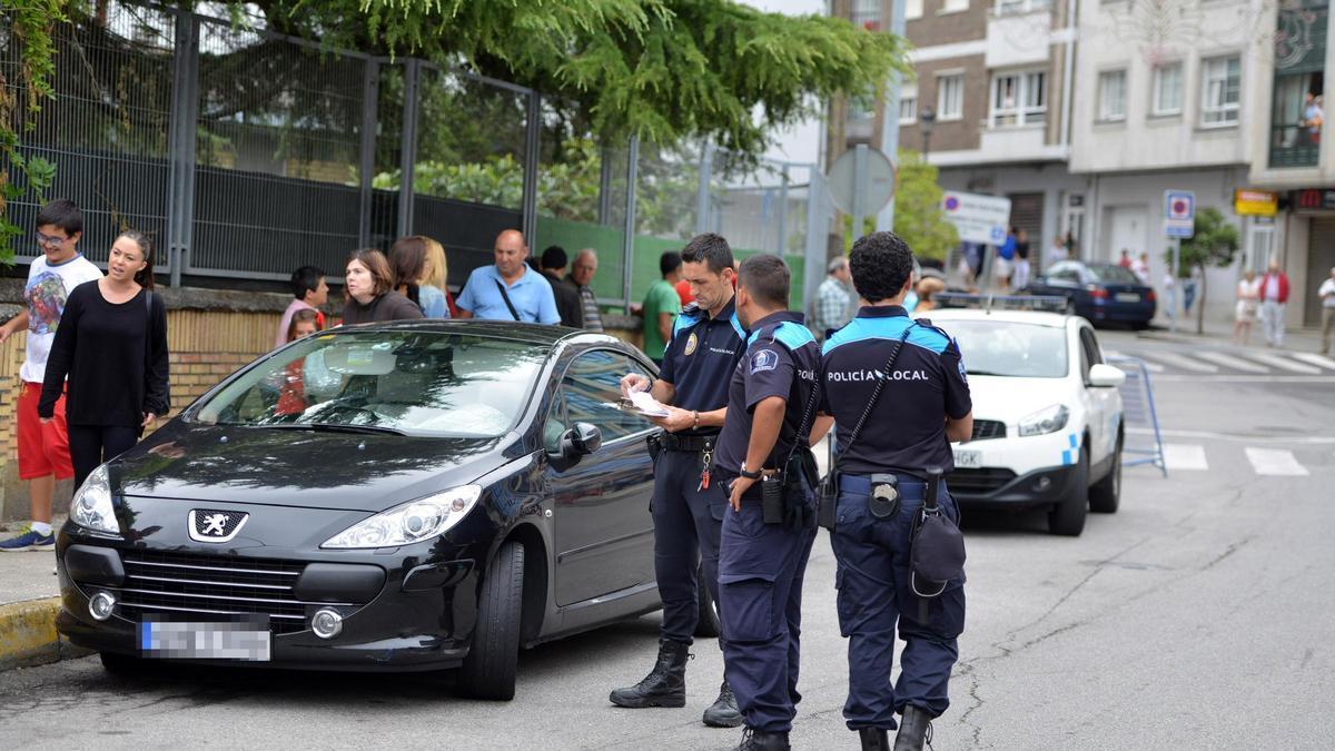 La Policía Local multa a un automóvil en la ciudad