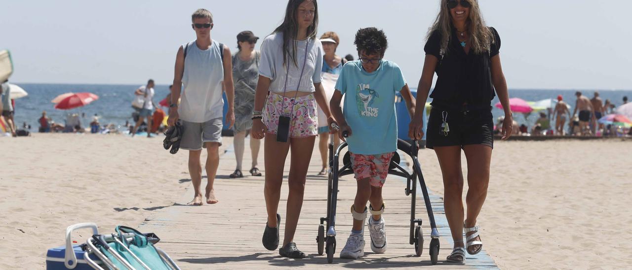 Reportaje de una familia monoparental con un miembro con discapacidad, denuncia los problemas que tiene para salir de vacaciones por la falta de adaptación en los accesos.