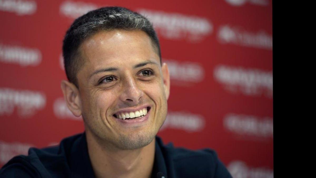 Chicharito no seguirá en el Sevilla