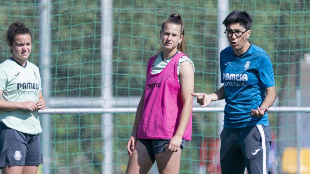 Sara Monforte dirigiendo un entrenamiento