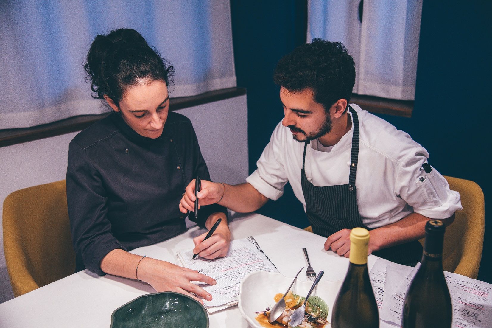 Los dos chefs, preparando el trabajo en la cocina.