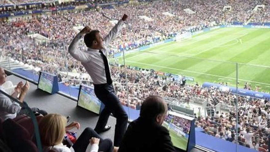 Macron celebra de esta manera en el palco la victoria de Francia.