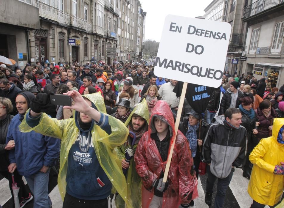 Miles de marineros protestan en Galicia para defen