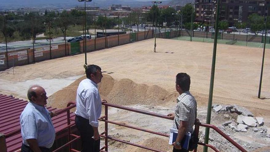 En marcha la reforma de las tres pistas de tenis de Petrer