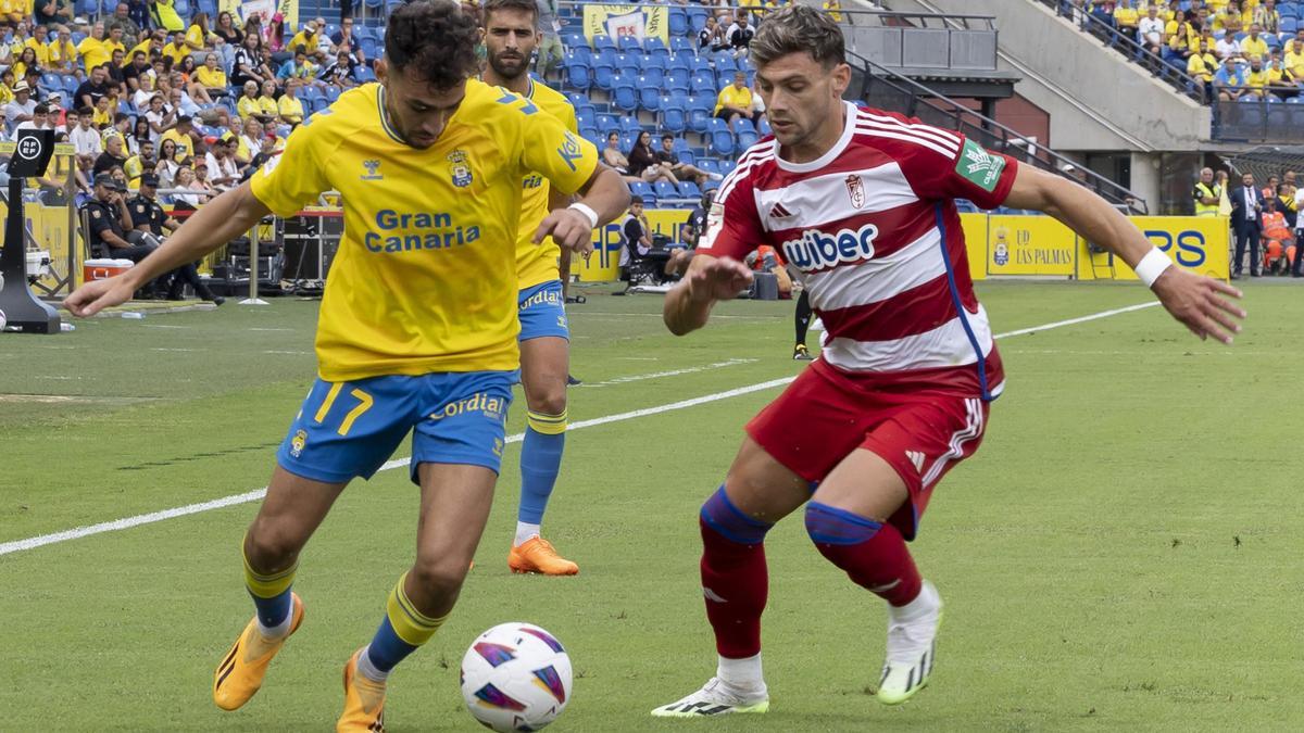 El delantero de Las Palmas Munir El Haddadi (i) lucha con el argentino Lucas Boyé, del Granada