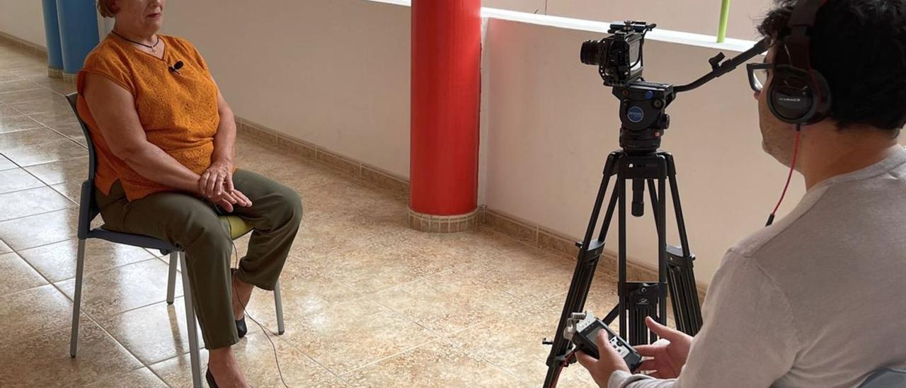 Miguel Letang grabando la versión de la transportista y cartera Juana Cabrera Cabrera, durante el rodaje del documental sobre la mujer en Pájara.