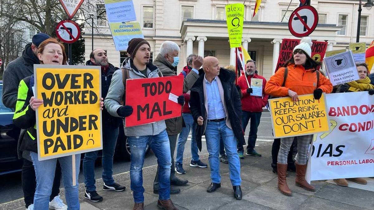 Personal de la embajada de Reino Unido protesta contra la congelación salarial.