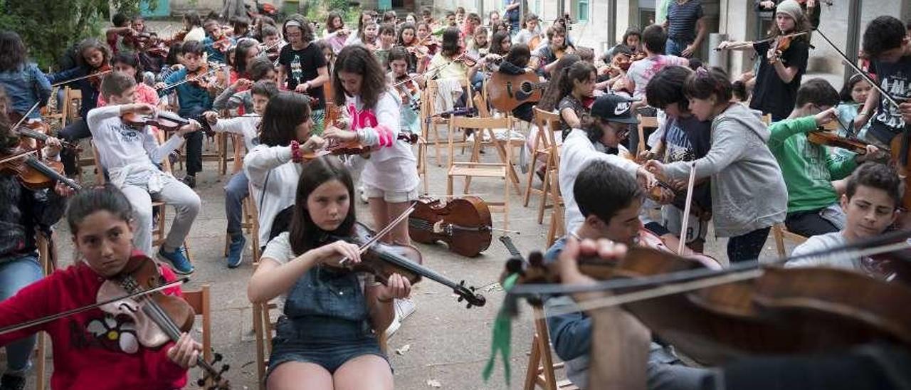 Un momento de la emotiva jornada en la que menores ciegos descubrieron el violín. // Galicia Fiddle