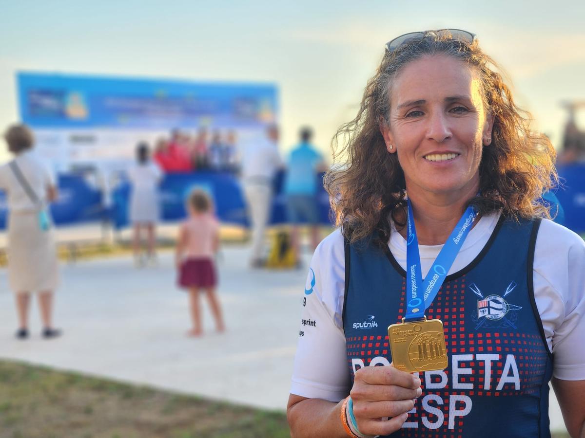 Sonia Boubeta, con su medalla colgada al cuello.