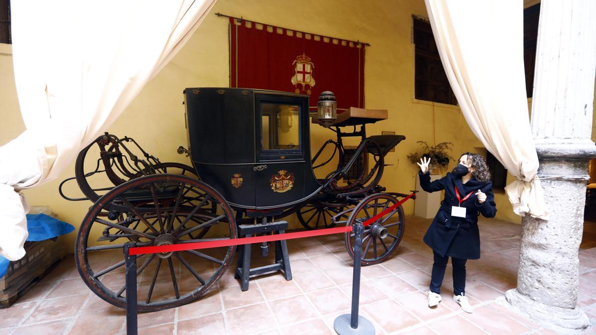 Este carruaje participó en la comitiva real que acompañó a Alfonso XII en su segunda boda. La pintura es original.