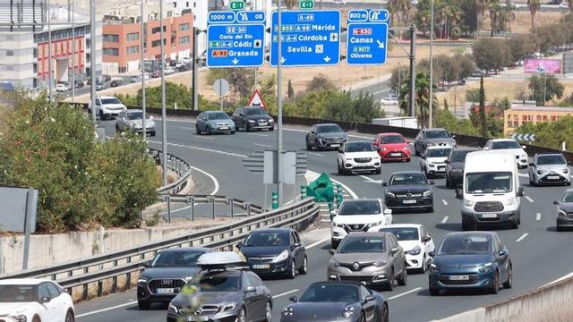 Vehículos en el acceso a Sevilla en la jornada de ayer, en la que el tráfico ya fue más denso. | EUROPA PRESS