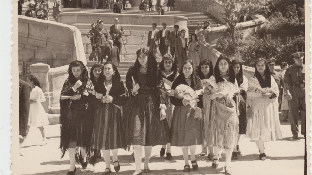 16 de agosto de 1962. La reina y las damas de fiestas salen de la misa en honor a San Roque