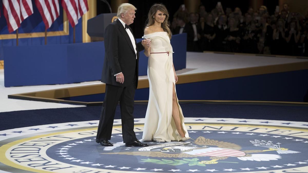 Melania Trump, junto a Donald Trump, en el baile en homenaje a las Fuerzas Armadas.