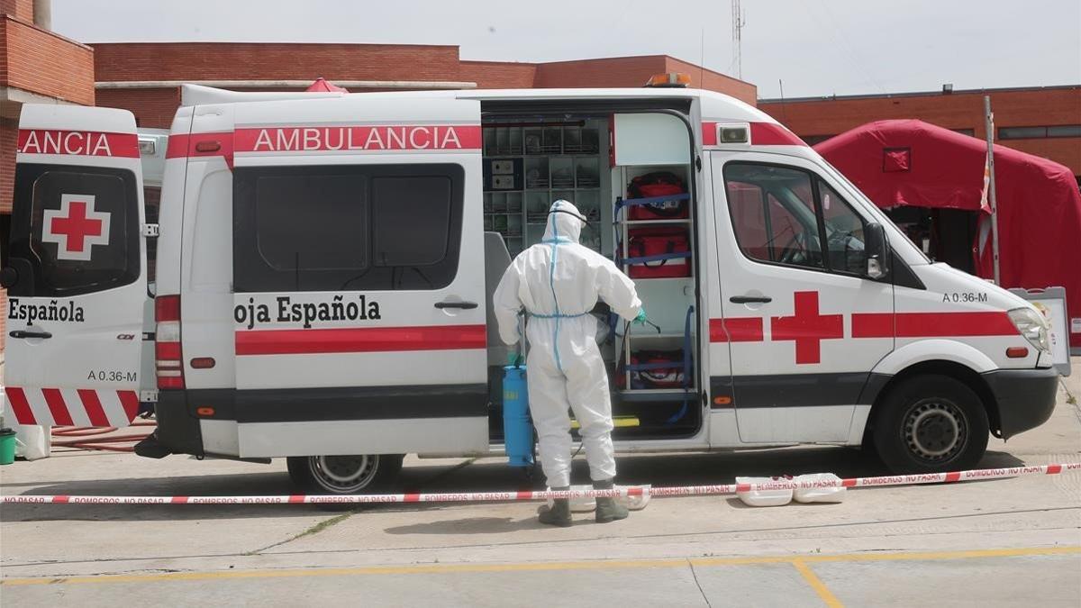 segea53323800 un bombero de la comunidad de madrid protegido con un traje 200505143242