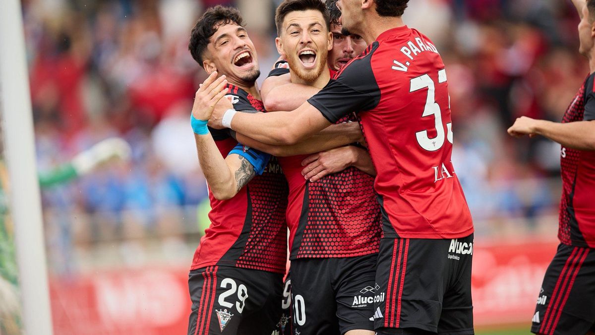 Alberto Reina celebra el tanto ante el Oviedo