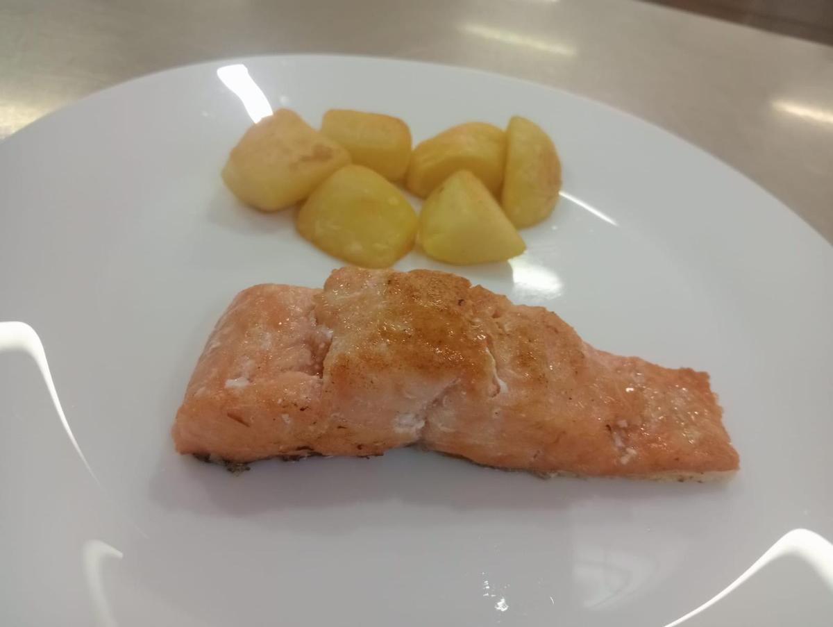 Lomo de salmón fresco en el comedor escolar del CEIP Gadir.