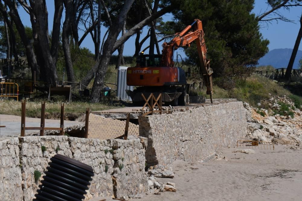 Obres al passeig d'Empúries, ensorrat pel temporal