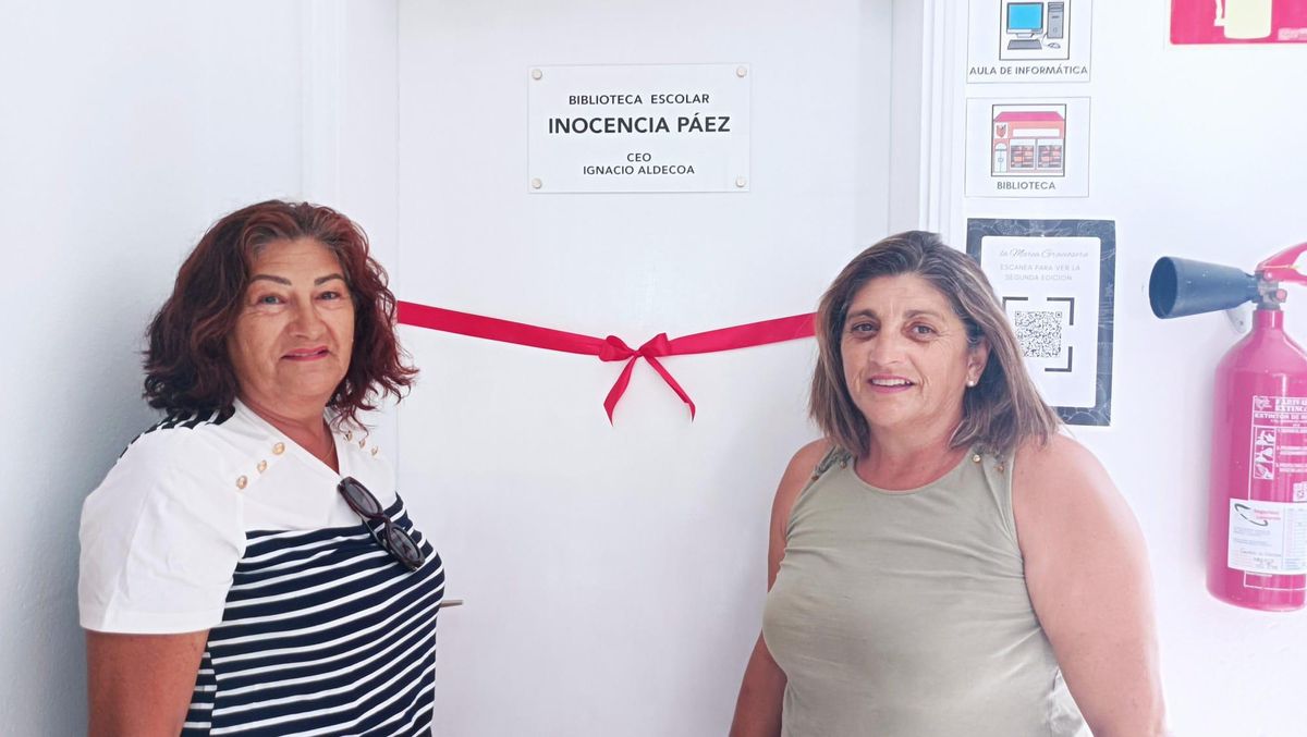 María de los Ángeles (i) y María Consuelo Hernández Páez, hijas de Inocencia Páez.