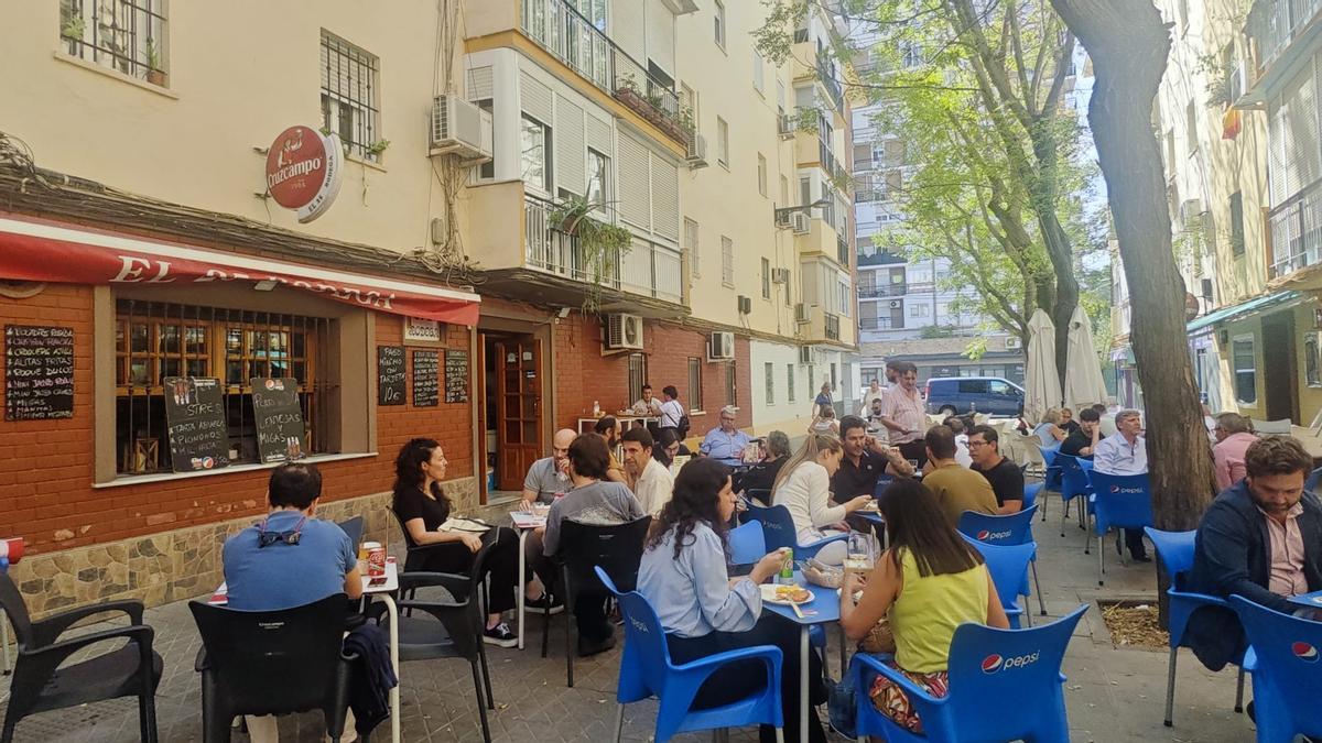 'El 25 Bodega' se encuentra en la calle José Velázquez Sánchez del barrio sevillano de Los Remedios