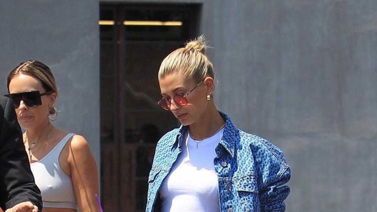 Hailey Baldwin con un street style con pantalones Palazzo