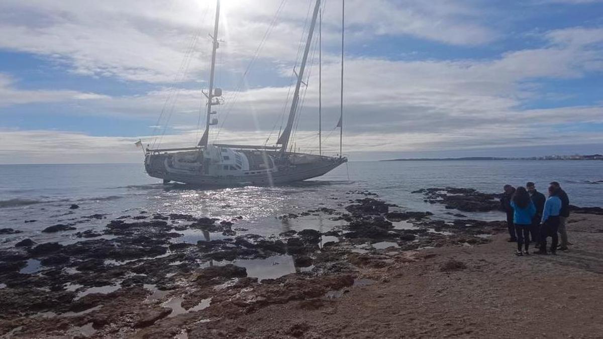 Gestrandetes deutsches Segelschiff vor Mallorca: Hier liegt die "Acoa" vor Son Servera