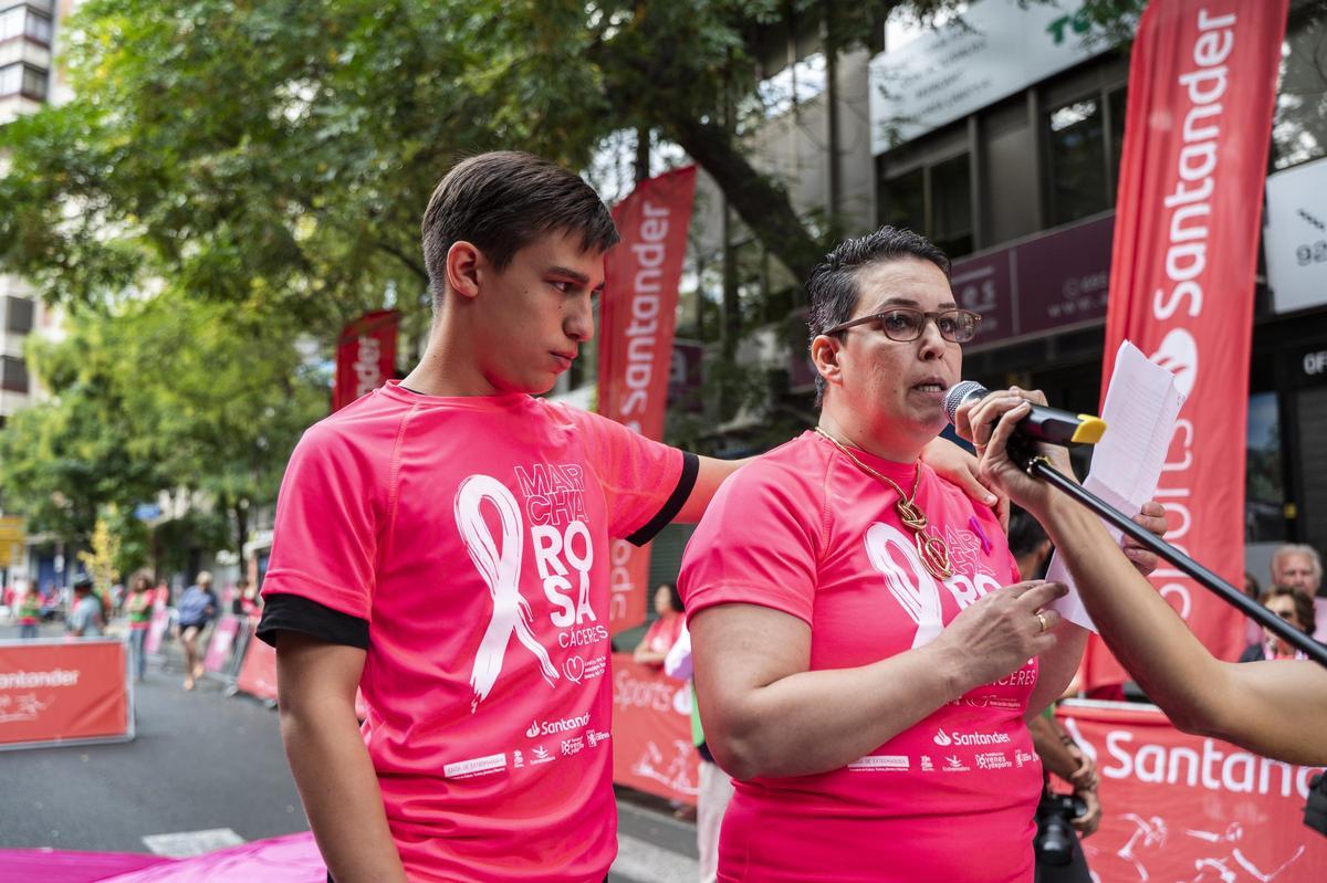 Así ha sido la marcha rosa de Cáceres en imágenes: la ciudad se vuelca con el cáncer de mama Así ha sido la marcha rosa de Cáceres en imágenes: la ciudad se vuelca con el cáncer de mama