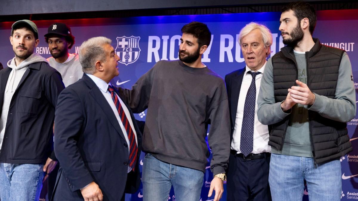 Los representantes de la plantilla del Barça de basket en el acto de Ricky Rubio