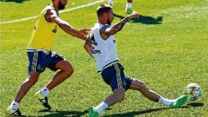 Álvaro Arbeloa i Sergio Ramos, ahir a Valdebebas.