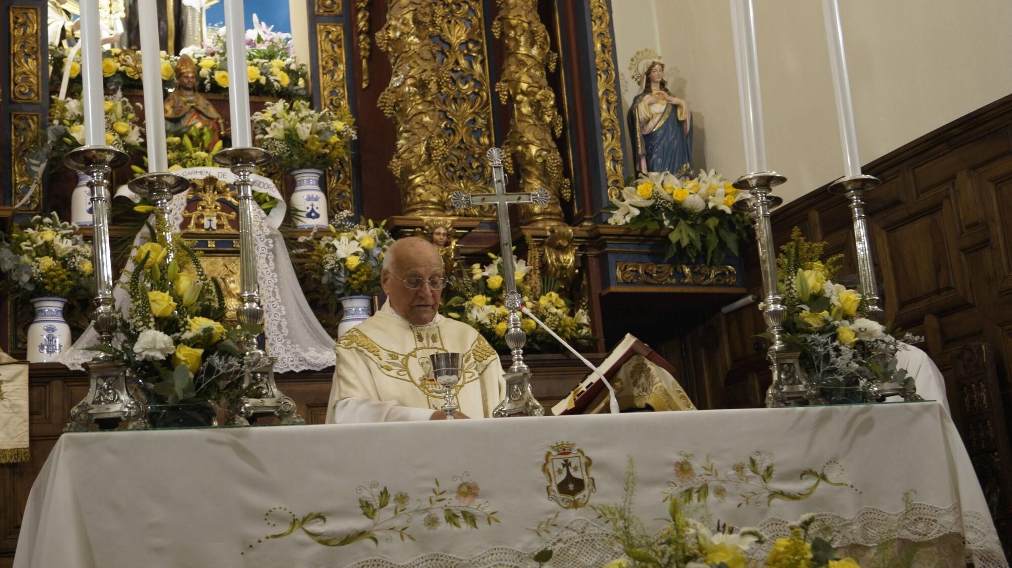 La Virgen del Carmen del Camino congrega a cientos de fieles en su ermita.