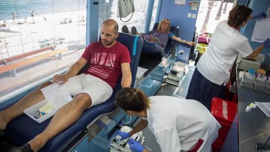 Voluntaris donant sang a l&#039;autobús del passeig del Mar de Blanes el dia de l&#039;atemptat.