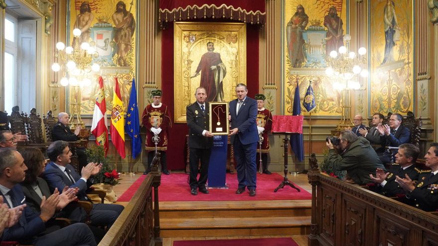 La Diputación de Zamora abre su sala noble para entregar a la Policía Nacional la Medalla de Oro de la provincia