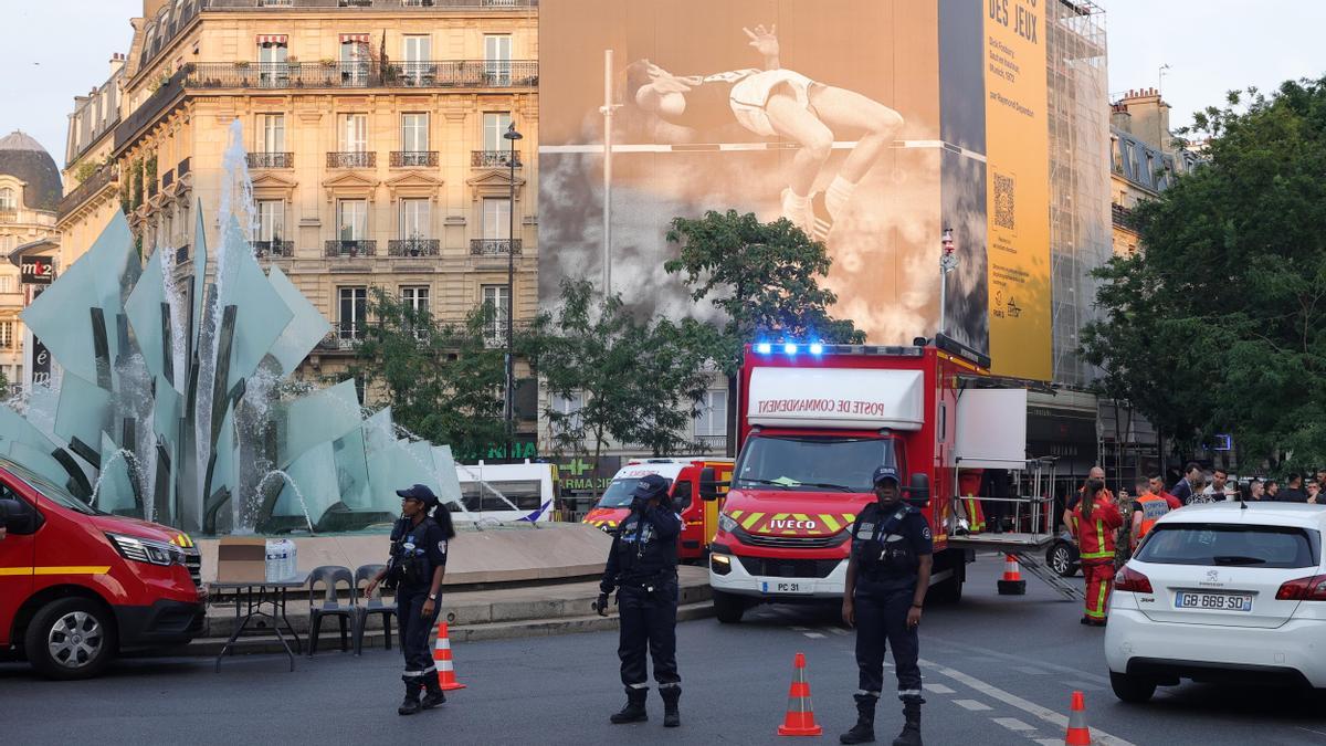 Fuerzas de seguridad y servicios de emergencia franceses trabajan en un perímetro alrededor de la escena en la que un coche se estrelló contra el bar de una cafetería en el distrito 20 de París