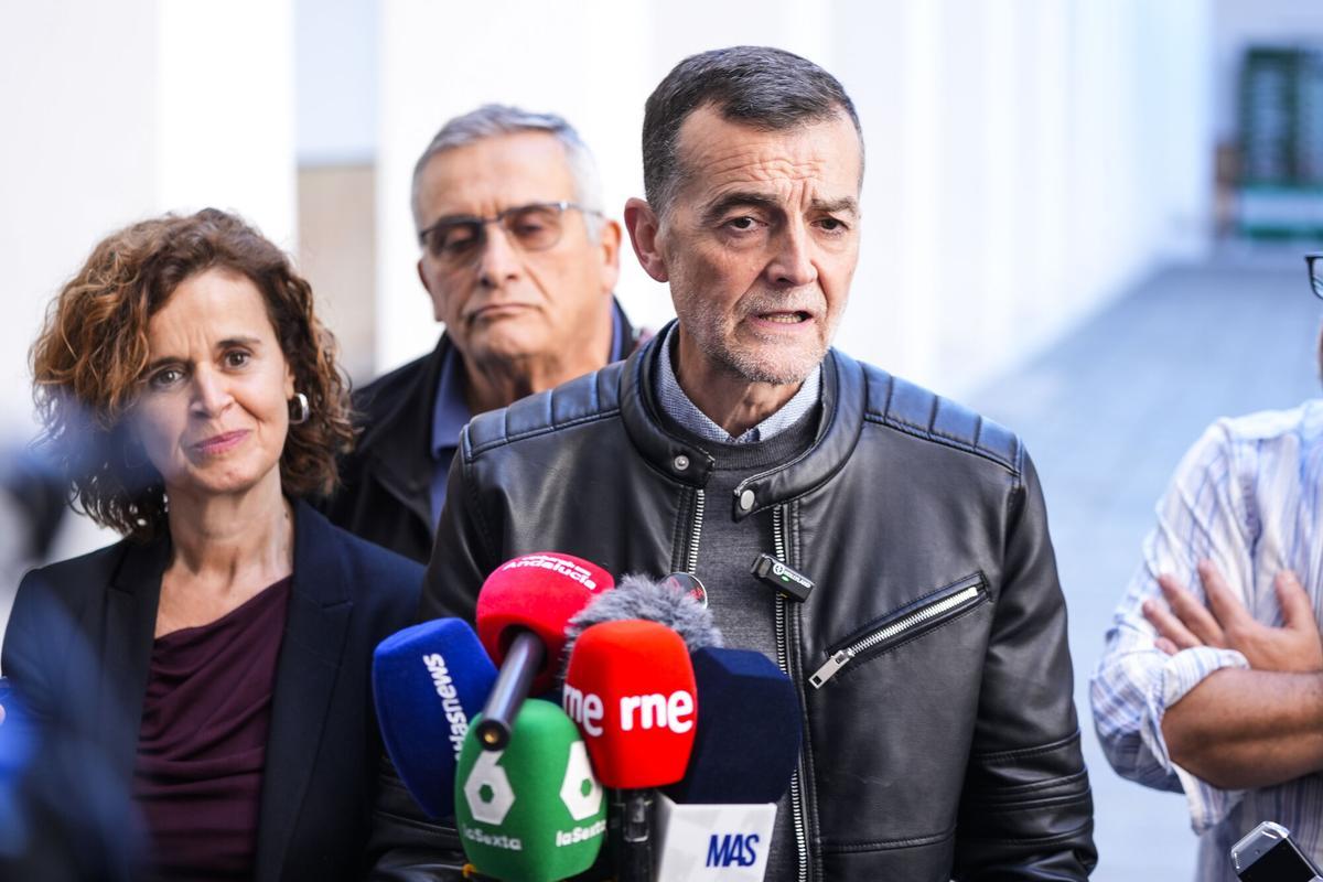 El coordinador federal de IU y candidato de Por Andalucía a la Presidencia de la Junta, Antonio Maíllo, atiende a los medios de comunicación en el Parlamento de Andalucía.