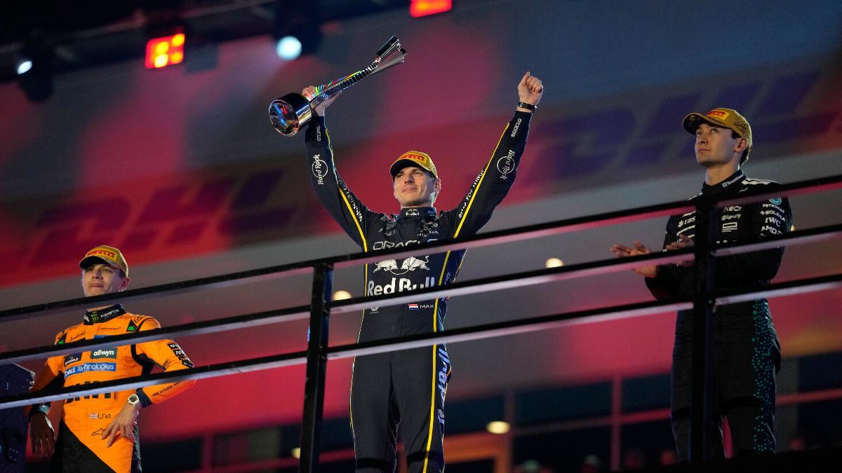 Verstappen, en lo alto del podio de Las Vegas, secundo por Norris y Russell